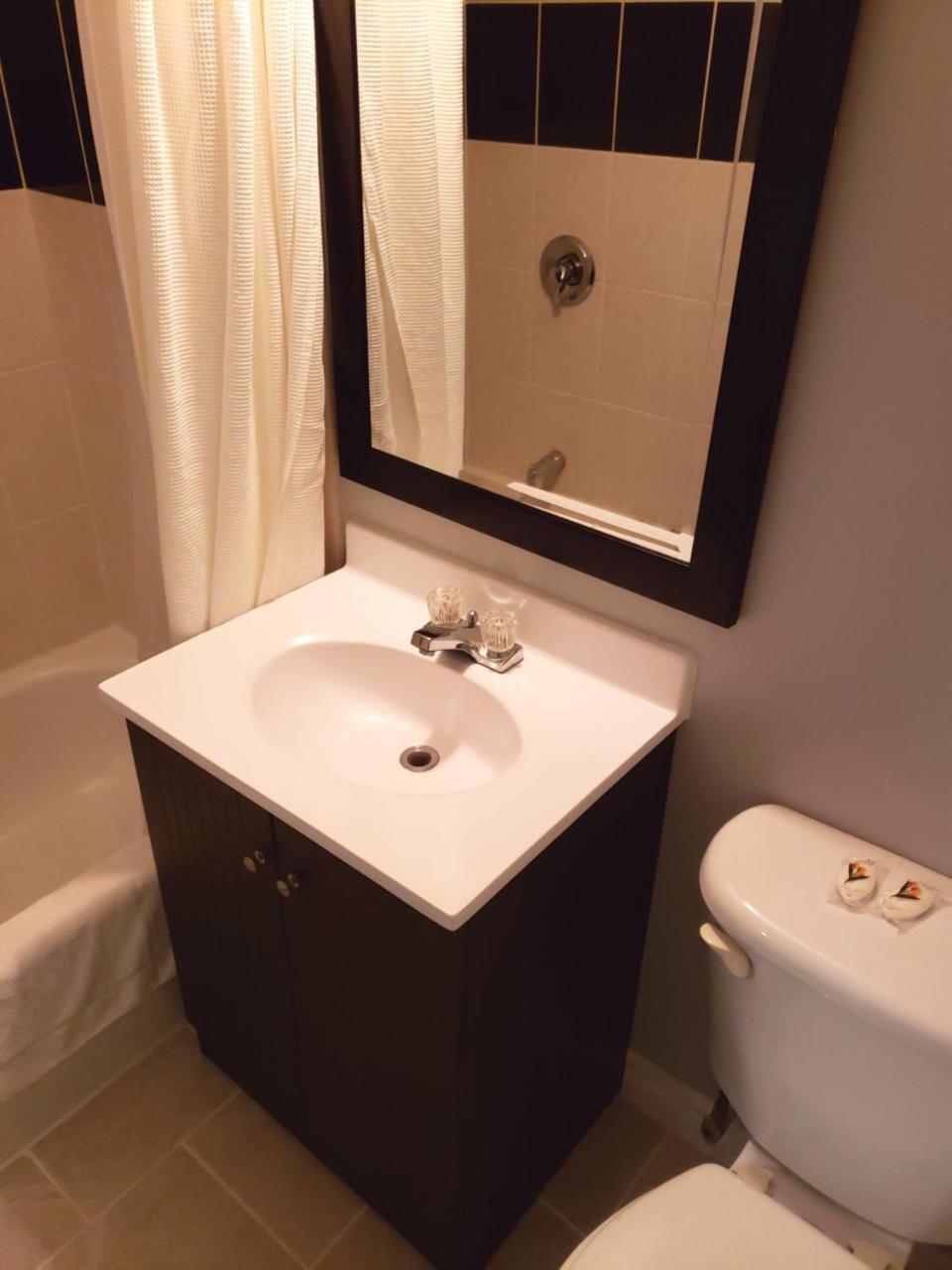 Regency Inn & Suites Корнуолл Экстерьер фото