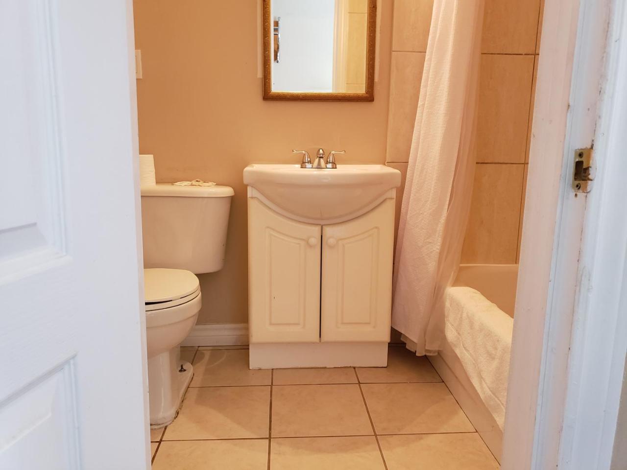 Regency Inn & Suites Корнуолл Экстерьер фото
