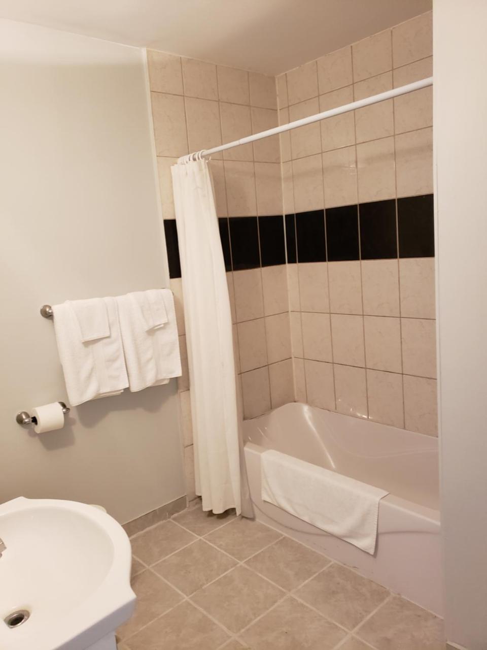 Regency Inn & Suites Корнуолл Экстерьер фото